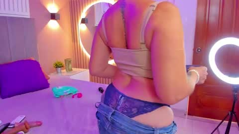 Snapshot of beauty_milf4 chatting on December 14, 7:25 pm Chantall online show from December 14, 7:25 pm