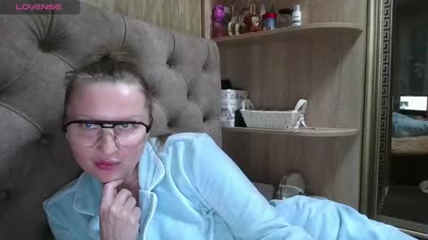 Amelia online show from March 18, 8:03 pm