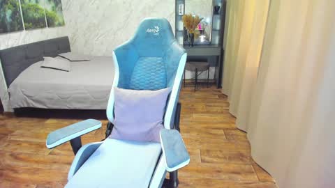 Im Lola online show from January 31, 9:48 am