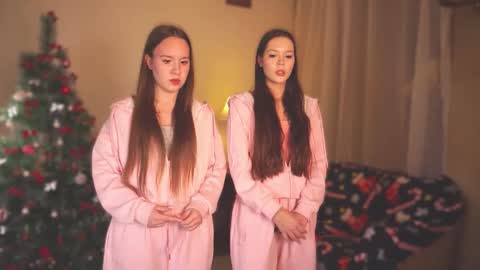 Lisa and Alice online show from December 1, 1:58 pm