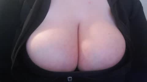 Snapshot of bigbittiesandfun chatting on March 3, 6:09 am bigbittiesandfun online show from March 3, 6:09 am