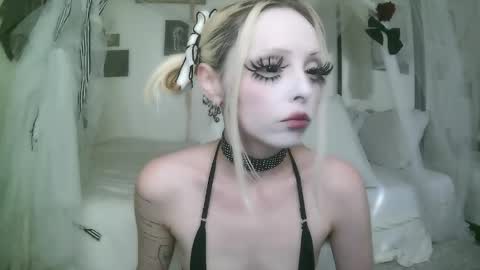 vampire fang  online show from April 5, 8:08 pm