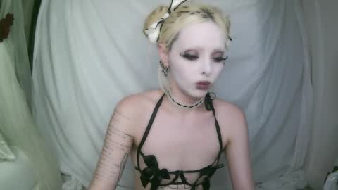 vampire fang  online show from February 6, 11:30 pm