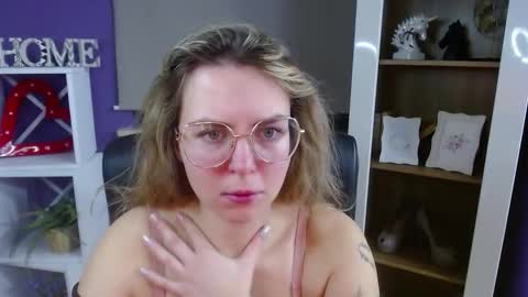 Z O E Y online show from January 8, 5:44 am