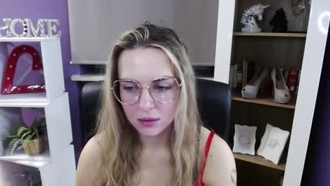 Z O E Y online show from November 26, 6:14 am