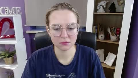 Z O E Y online show from November 18, 6:25 am