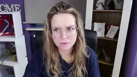 Z O E Y online show from November 17, 6:14 am