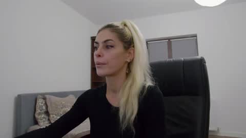 Snapshot of blonde4pasion chatting on December 8, 9:19 pm blonde4pasion online show from December 8, 9:19 pm