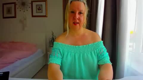 Nicole online show from April 1, 4:37 pm