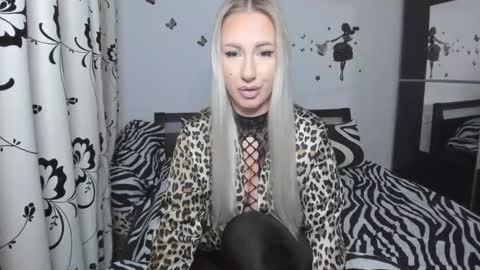 blonde_miss online show from February 1, 2:54 am