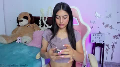 Snapshot of blue_petite chatting on March 12, 4:24 pm Linda online show from March 12, 4:24 pm