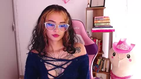Snapshot of bluee_v chatting on October 8, 9:08 pm Im Abril .. Nice to meet you thumb up me please its important INDEPENDENT MODEL online show from October 8, 9:08 pm