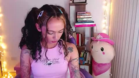 Snapshot of bluee_v chatting on September 22, 1:04 am Im Abril .. Nice to meet you thumb up me please its important INDEPENDENT MODEL online show from September 22, 1:04 am