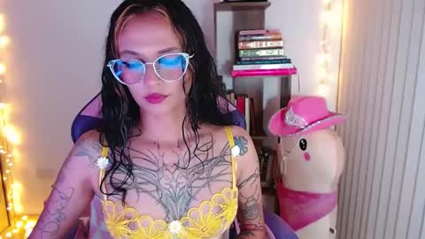 Snapshot of bluee_v chatting on September 26, 12:52 am Im Abril .. Nice to meet you thumb up me please its important INDEPENDENT MODEL online show from September 26, 12:52 am
