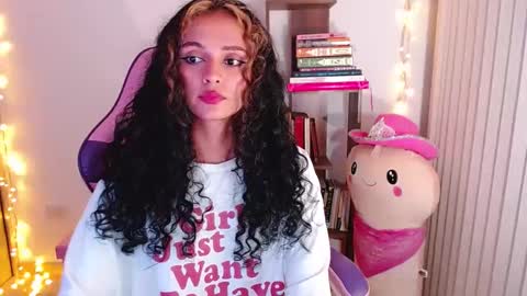 Snapshot of bluee_v chatting on September 19, 3:38 am Im Abril .. Nice to meet you thumb up me please its important INDEPENDENT MODEL online show from September 19, 3:38 am