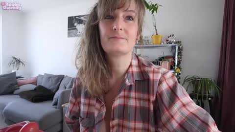 Snapshot of boobsgwendy chatting on March 3, 10:42 am Gwendydy online show from March 3, 10:42 am