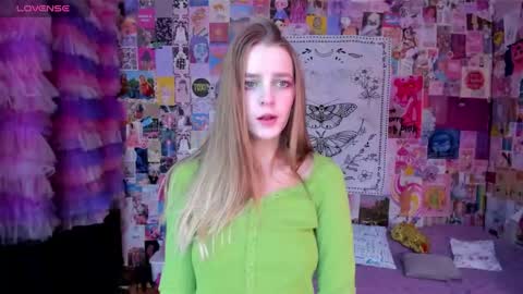 Snapshot of caaandy_girl chatting on October 17, 1:47 pm Emily  online show from October 17, 1:47 pm