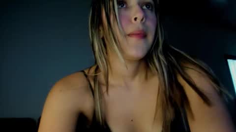Snapshot of cami_hunter chatting on October 22, 8:25 pm online show from October 22, 8:25 pm