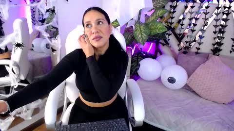 Snapshot of camille_halls chatting on October 19, 12:07 pm Camille online show from October 19, 12:07 pm