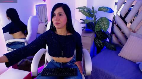 Snapshot of camille_halls chatting on January 19, 11:01 am Camille online show from January 19, 11:01 am
