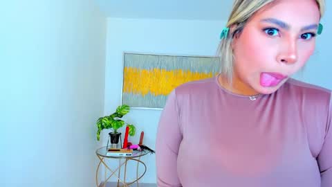 Snapshot of carlota_peach chatting on December 27, 7:24 pm Andrea online show from December 27, 7:24 pm