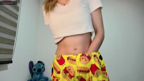 Snapshot of carolblonde chatting on January 18, 12:02 am Char online show from January 18, 12:02 am