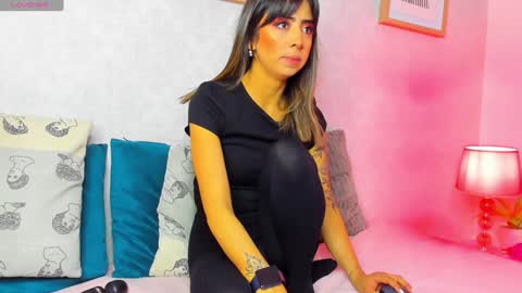 Snapshot of caroline_dh chatting on January 16, 11:37 am Caroline online show from January 16, 11:37 am