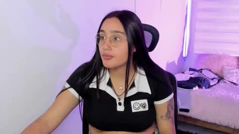 caroline_rodriguez_9 online show from January 16, 9:44 pm