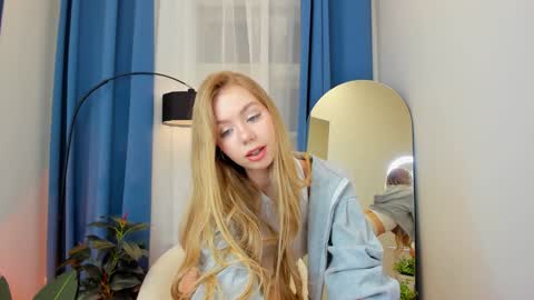 Snapshot of cassie_palmer chatting on December 21, 6:30 am Hello my name is Cassie and my friend Nilo is also here online show from December 21, 6:30 am