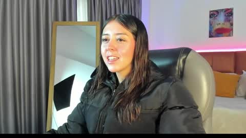 catti_brie_ online show from April 18, 11:35 am