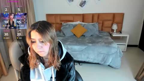 catti_brie_ online show from November 8, 10:42 am