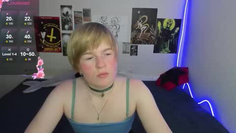 cattie_w_ online show from December 17, 1:22 am