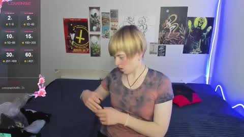 cattie_w_ online show from December 5, 1:49 am