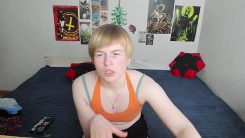 cattie_w_ online show from April 9, 1:19 am