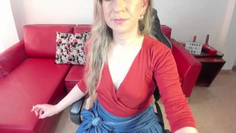 Snapshot of chanel_gold chatting on December 5, 4:12 pm online show from December 5, 4:12 pm
