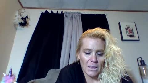 Ms. Behaving online show from October 10, 11:15 am