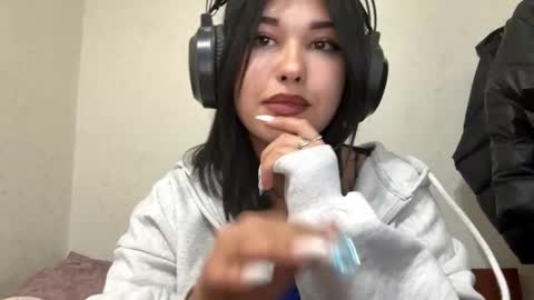 Lola online show from December 1, 5:04 pm