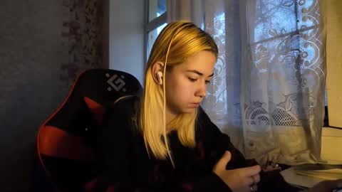 charleneschonert online show from November 18, 8:04 am