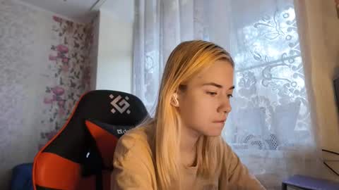 charleneschonert online show from November 13, 8:02 am