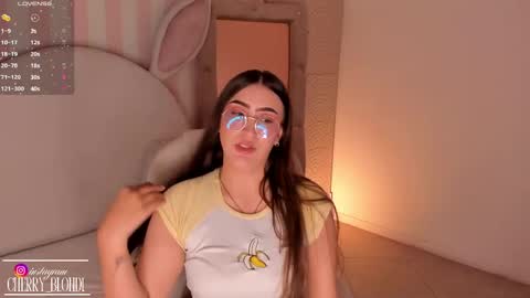 Snapshot of cherry_blond_ chatting on February 25, 12:36 am Cherry online show from February 25, 12:36 am