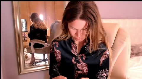 Anna online show from December 5, 1:12 pm