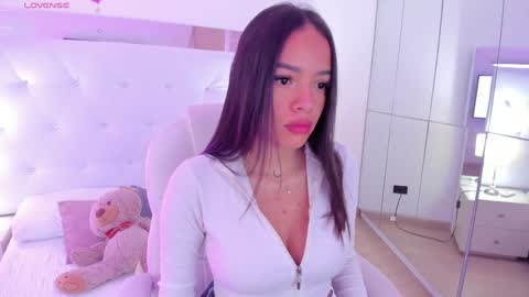 Snapshot of chloe__evans_ chatting on January 11, 11:45 am Chloe online show from January 11, 11:45 am