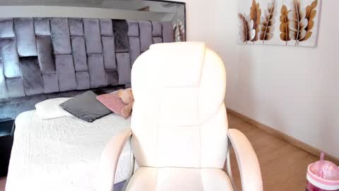 Snapshot of chloe__evans_ chatting on January 24, 11:59 am Chloe online show from January 24, 11:59 am