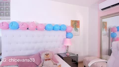 Snapshot of chloe__evans_ chatting on September 18, 12:58 pm Chloe online show from September 18, 12:58 pm