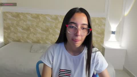 chloehil2 online show from January 3, 7:29 pm