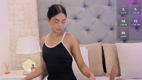 C H L O E  M O O N online show from March 30, 12:27 pm