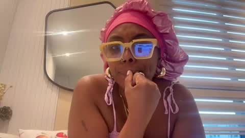 Snapshot of chocolatecakequeen chatting on December 12, 11:18 am ChocolateCakeQueen online show from December 12, 11:18 am