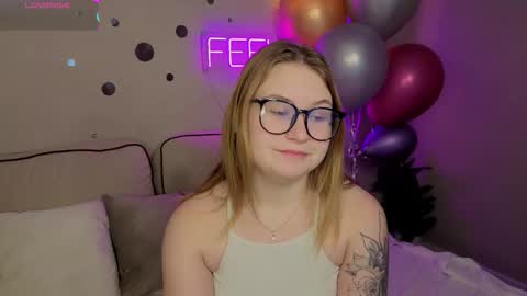 Snapshot of christine_wallker chatting on October 9, 1:32 am christine_wallker online show from October 9, 1:32 am