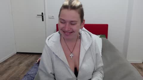Snapshot of clittytastic chatting on February 5, 8:43 am Syl online show from February 5, 8:43 am