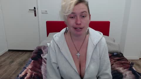 Snapshot of clittytastic chatting on February 4, 8:38 pm Syl online show from February 4, 8:38 pm
